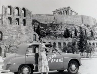 Το «χαμόγελο» της Σταρ Ελλάς 1953 μπροστά στο αυτοκίνητο- Προηγήθηκαν επεισόδια από ιερείς